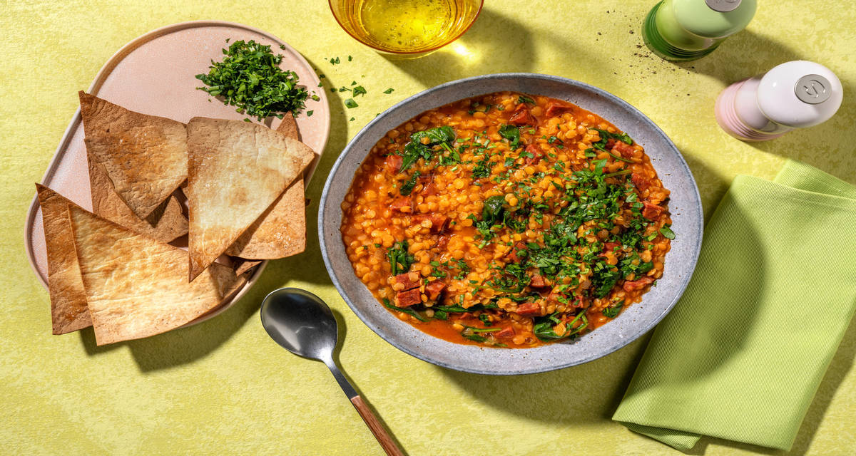 Soupe chorizo & lentilles à l'espagnole avec des épinards & des chips de tortillas