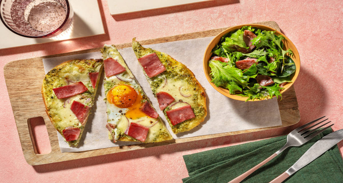 Pizza naan mozzarella & jambon blanc avec une base au pesto & un œuf