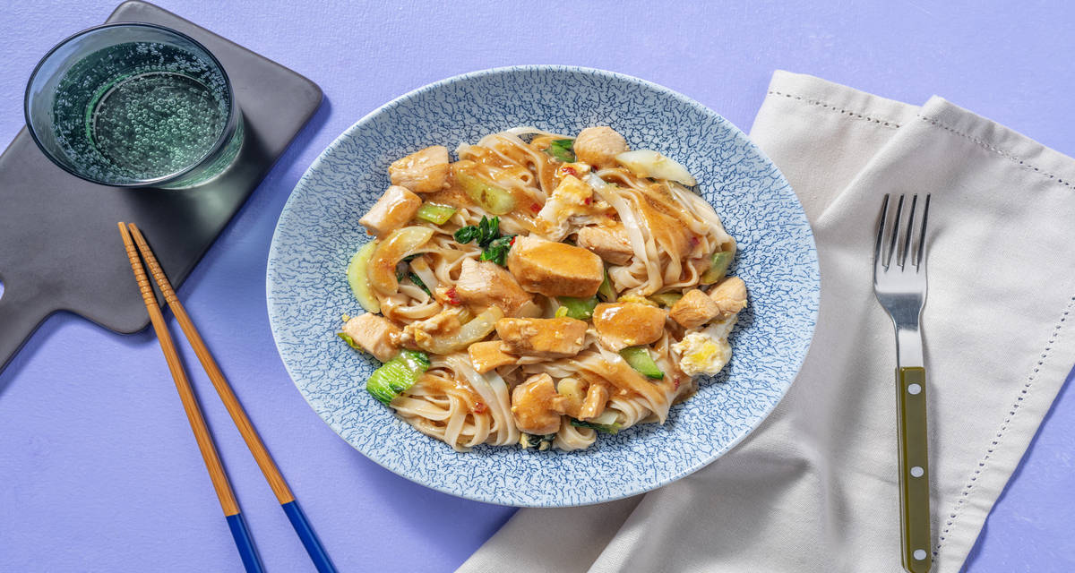 Pad see ew : nouilles de riz sautées au poulet avec du pak choï & des œufs