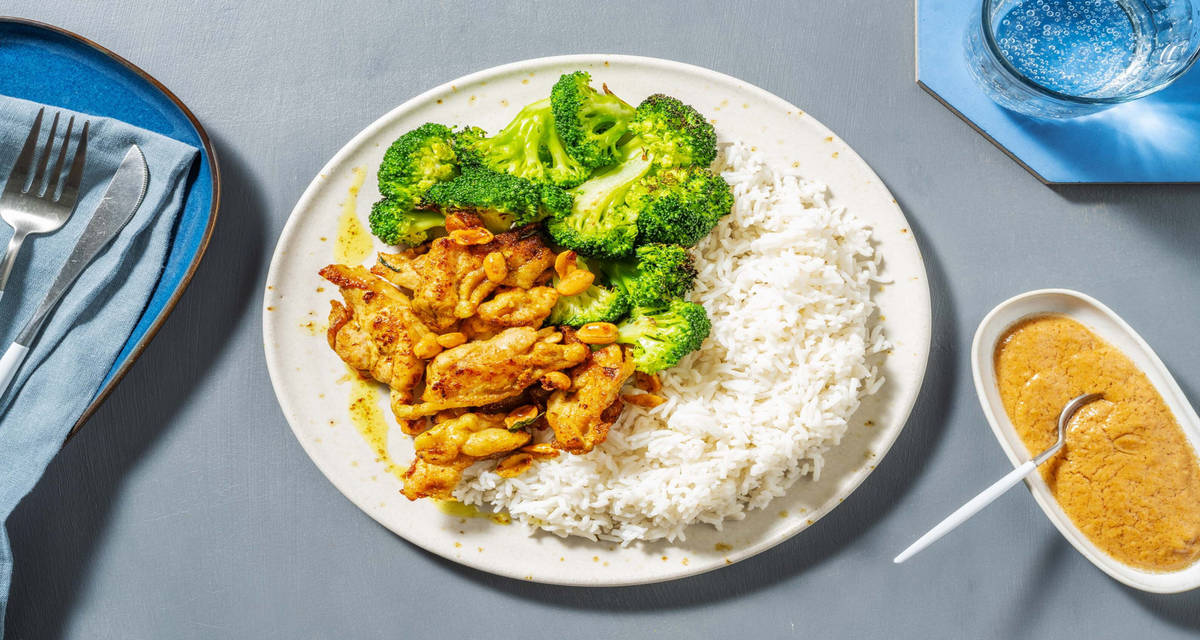 Poulet sauce satay à l'indonésienne avec du concombre aigre-doux & des cacahuètes