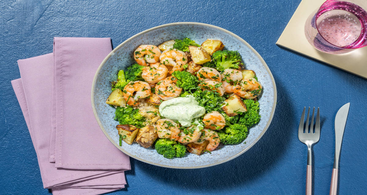 Bowl crevettes, aïoli à l'ail des ours & brocoli avec des pommes de terre rôties au fromage
