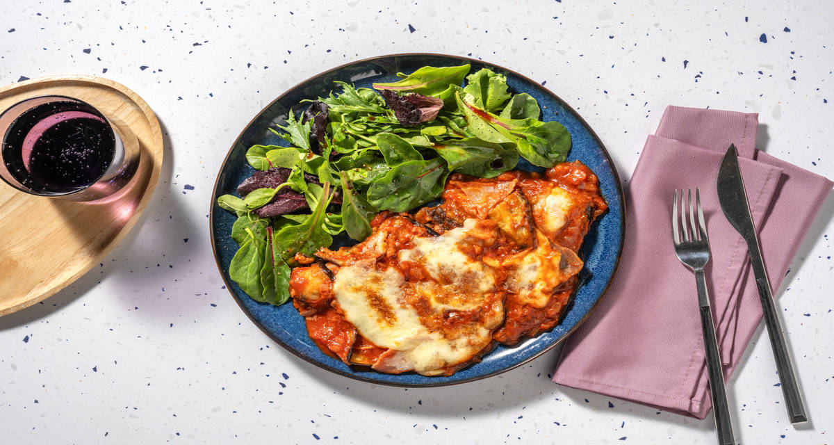 Aubergines gratinées au jambon avec de la fior di latte & une salade