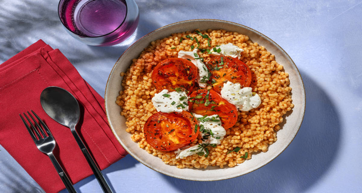 Bowl ensoleillé, couscous perlé, tomate & burrata avec du pesto rosso, du basilic
