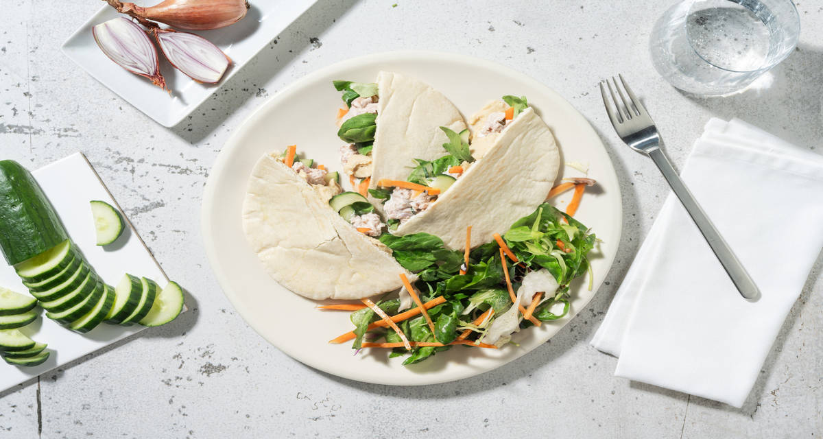 Pitas au thon & houmous avec une salade de carotte au cumin & concombre