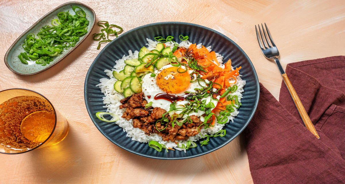 Bibimbap coréen porc haché & sésame avec du concombre, du miso & un œuf