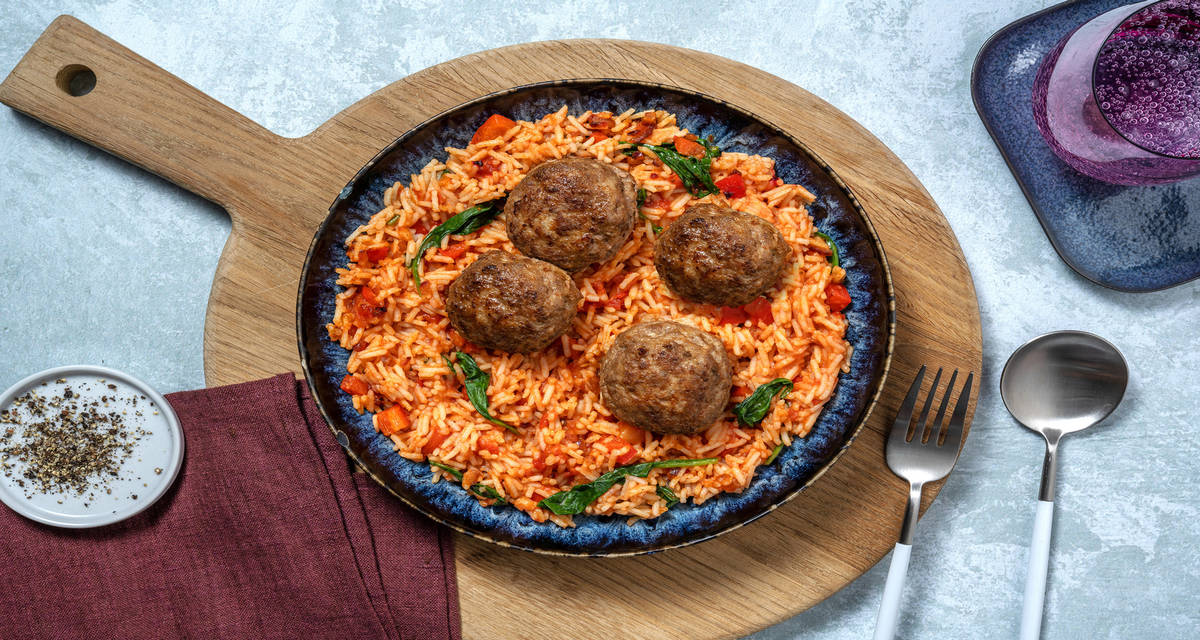 Riz à la tomate relevé et boulettes de bœuf haché inspiré du riz jollof et préparé avec du poivron et des épinards