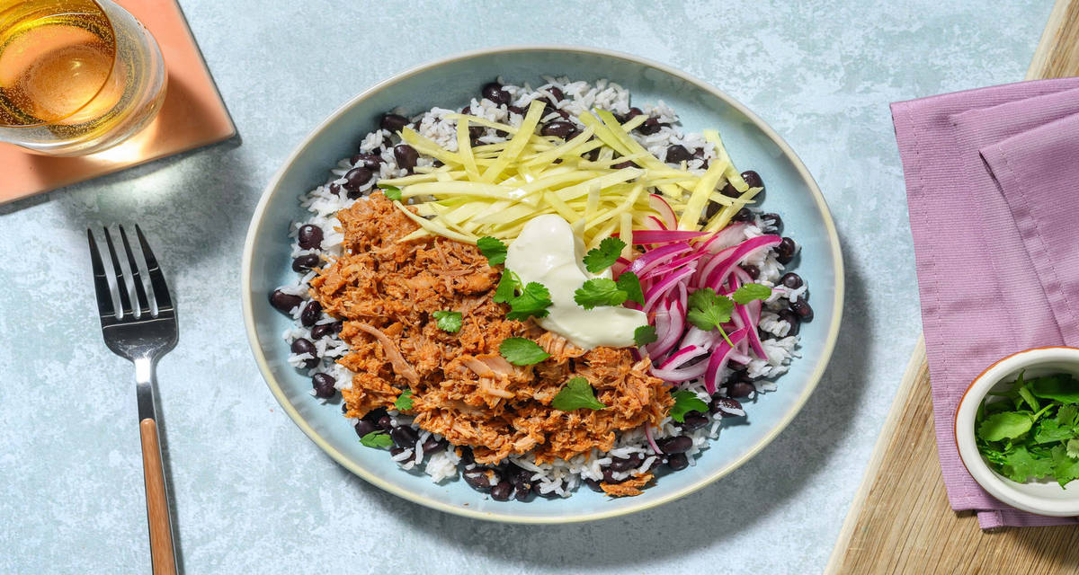 Mexikansk fläsk-carnitas bowl med kryddat ris och bönor