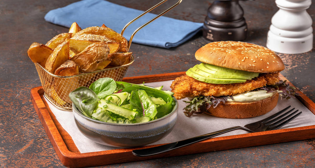 Burger crousti-fondant au poulet & avocat avec des potatoes au gomasio & du concombre