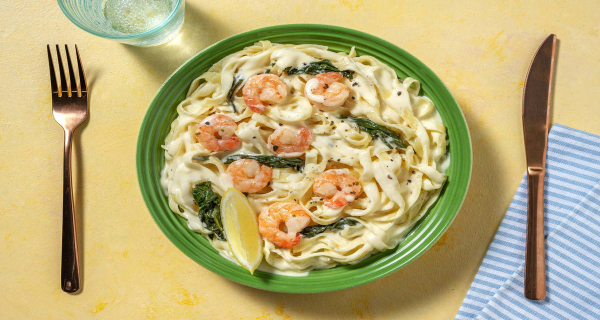 Tagliatelle crémeuses crevettes & épinards avec du fromage italien & des épices