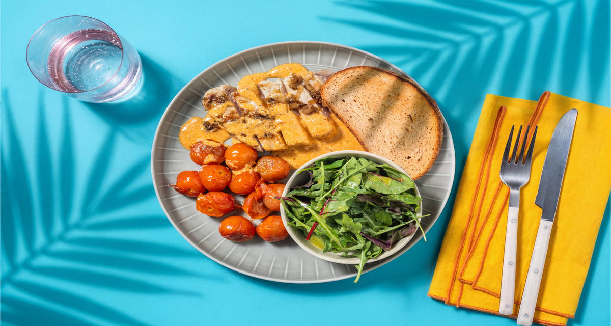 Porc poêlé & sauce avoine-pesto rosso avec des tomates cerises poêlées & une salade