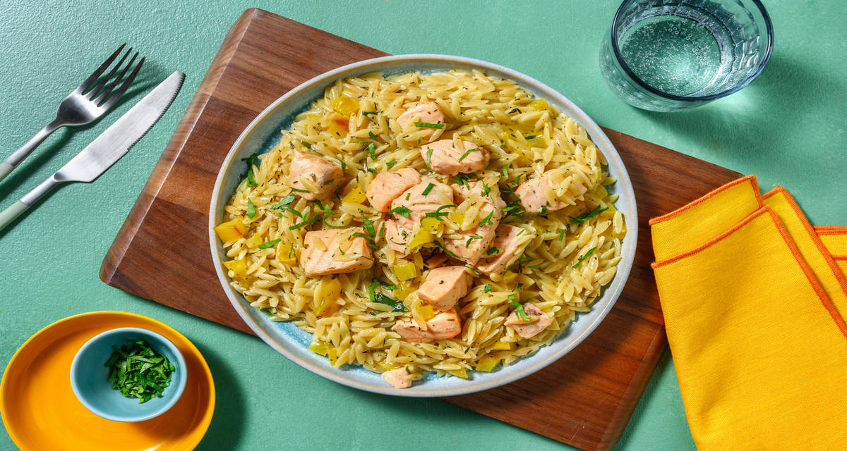 Orzo au saumon, sauce ail, citron & persil avec de la crème & du poivron