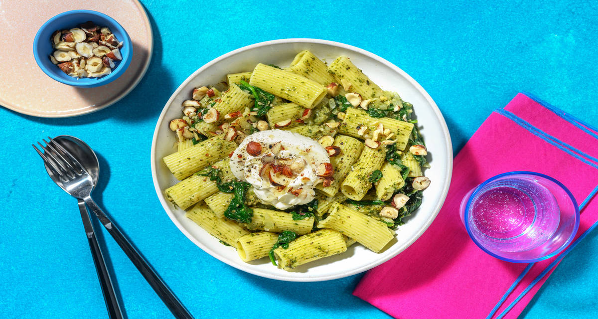 Rigatoni irrésistibles au pesto vert & burrata avec des noisettes & des épinards