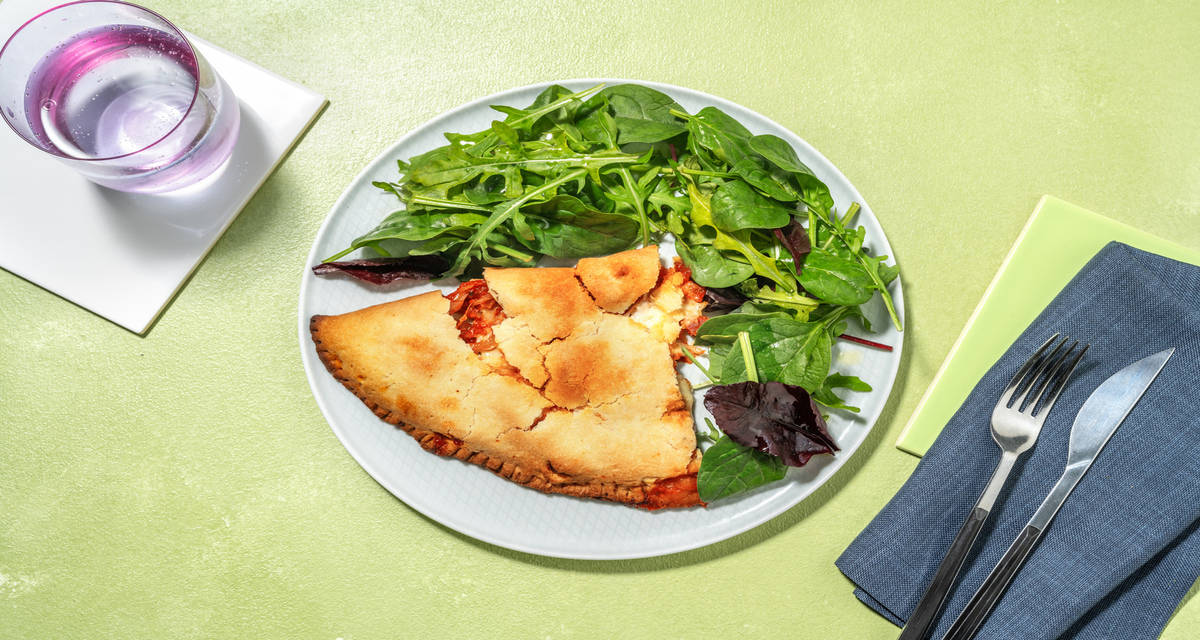 Chausson chorizo & mozzarella façon calzone avec une base tomate & du fromage râpé