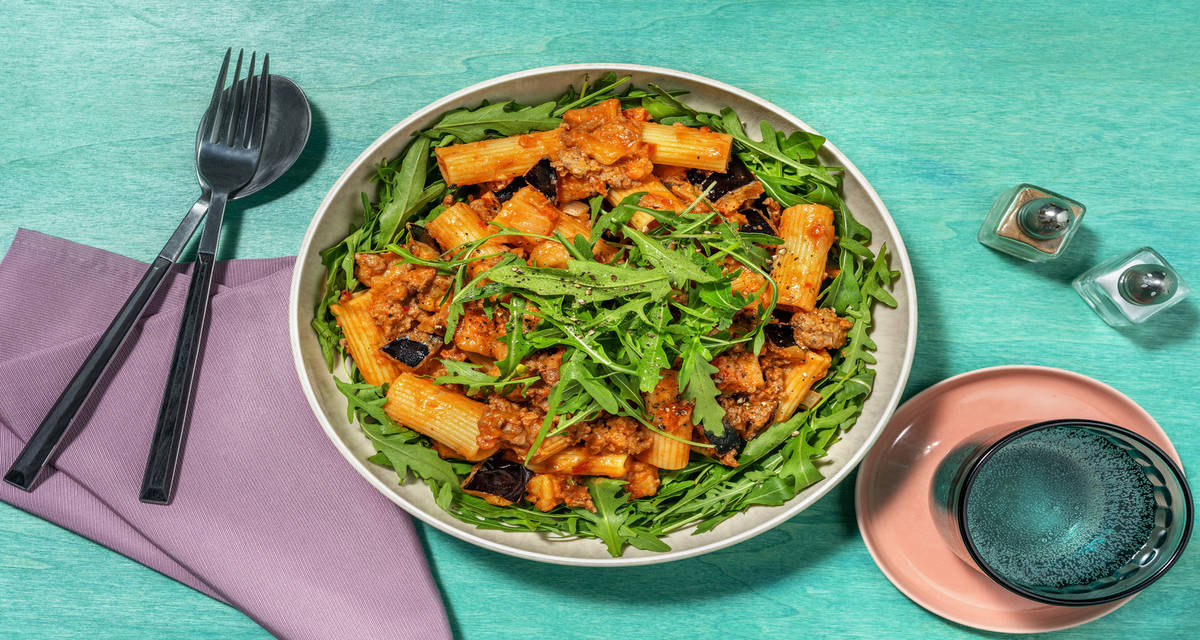Rigatoni met rundergehakt in aubergine-roomsaus met tomatentapenade en rucola