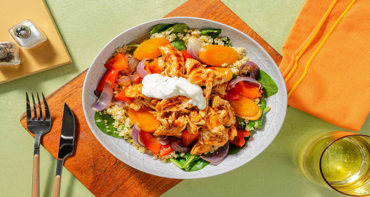 BBQ pulled kyllingebowl med cajunbagte grøntsager og limedressing