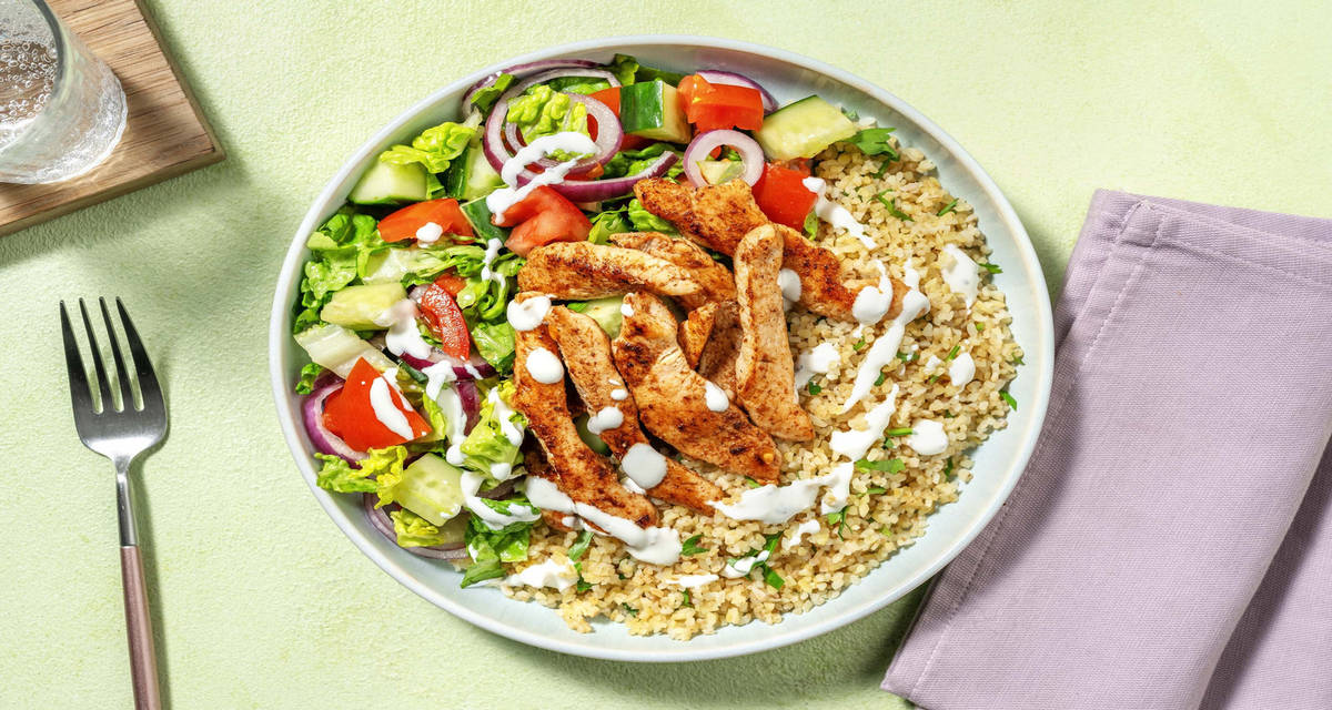 Krydret kyllingebowl med syltede løg og hvidløgsyoghurt