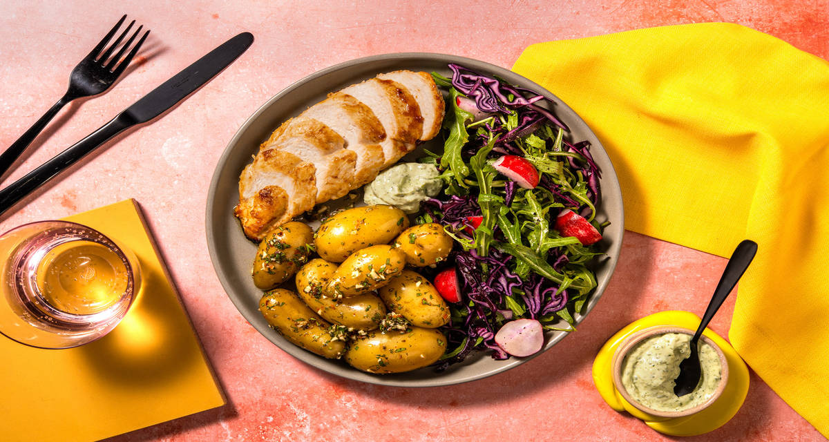 Pannstekt kryddig kyckling med gremolata-potatis och frisk sallad