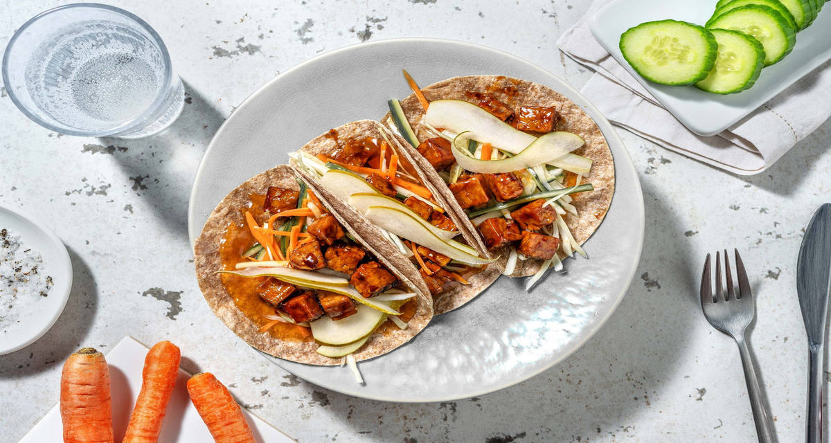 Wraps au tempeh à l'aigre-douce et chutney de mangue poire et salade de concombre & chou croquante