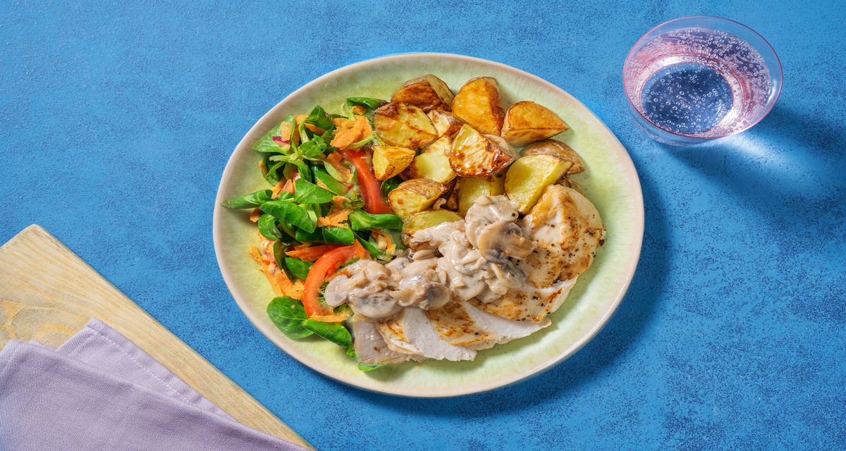 Kipfilet in champignonroomsaus met gebakken patatjes en salade