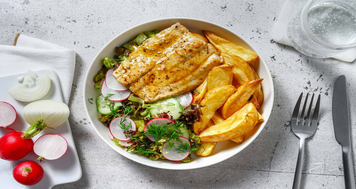 Scandinavische salade met kabeljauwfilet met lollo biondo, verse dille en gebakken aardappelen