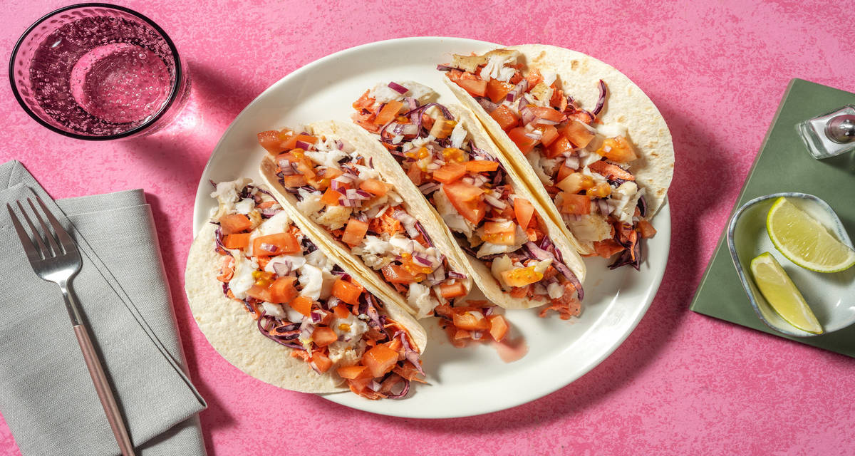 Mexikanska fisktacos på kolja med rödkålsslaw och pico de gallo