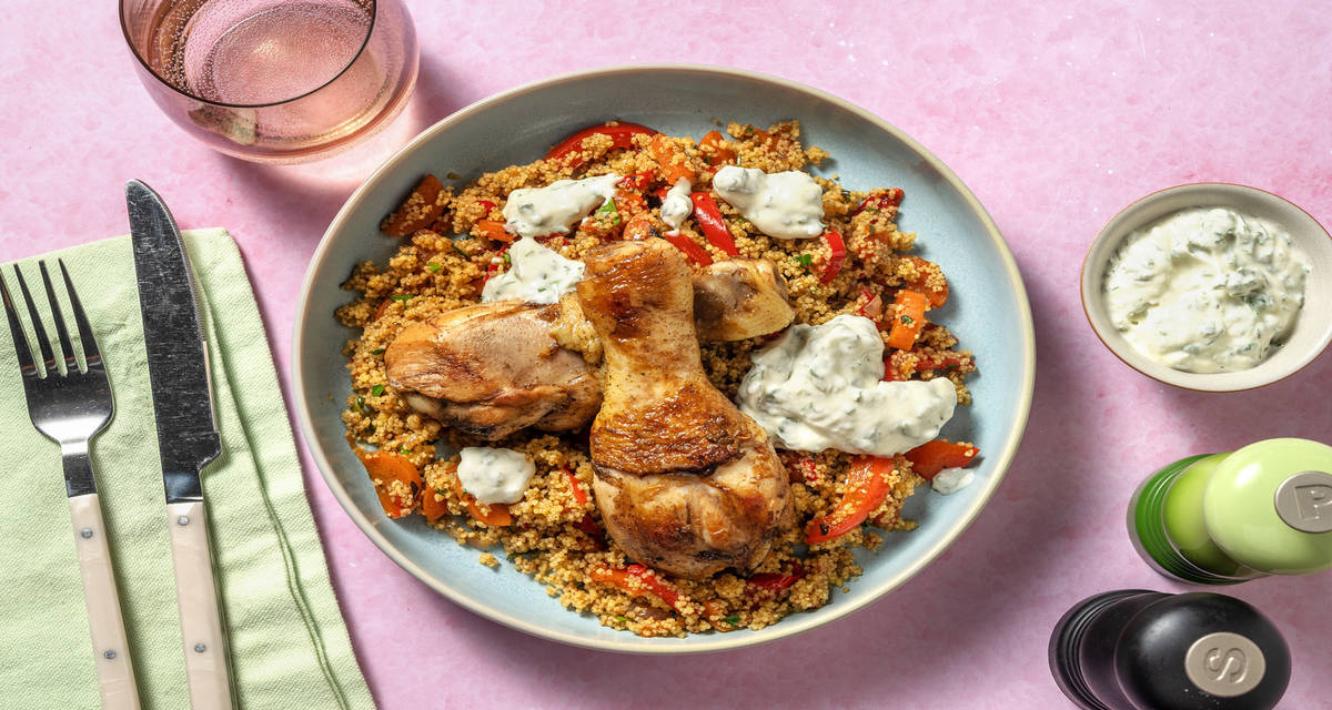 Pikante kipdrumsticks met couscous met kruidige labnesaus en groenten