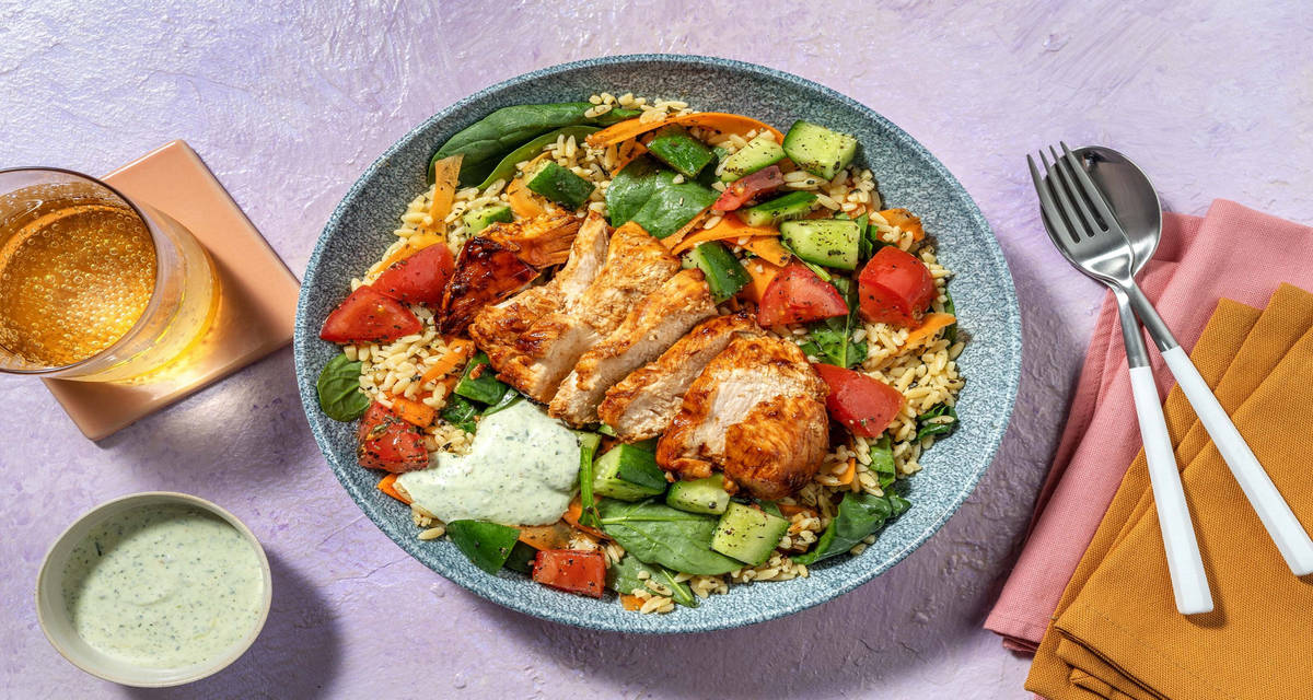 Græsk inspireret kyllingesalat med krydret orzo og cremet pestodressing