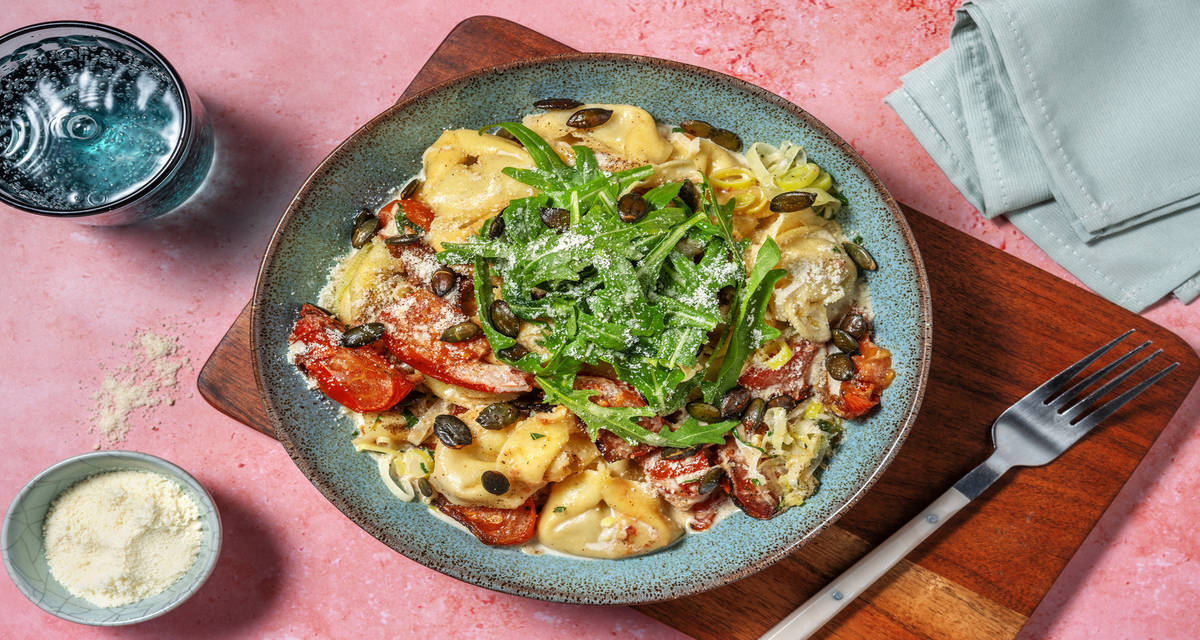 Cremet tortelloni med balsamicobagt tomat og hvidløgsstegt porre