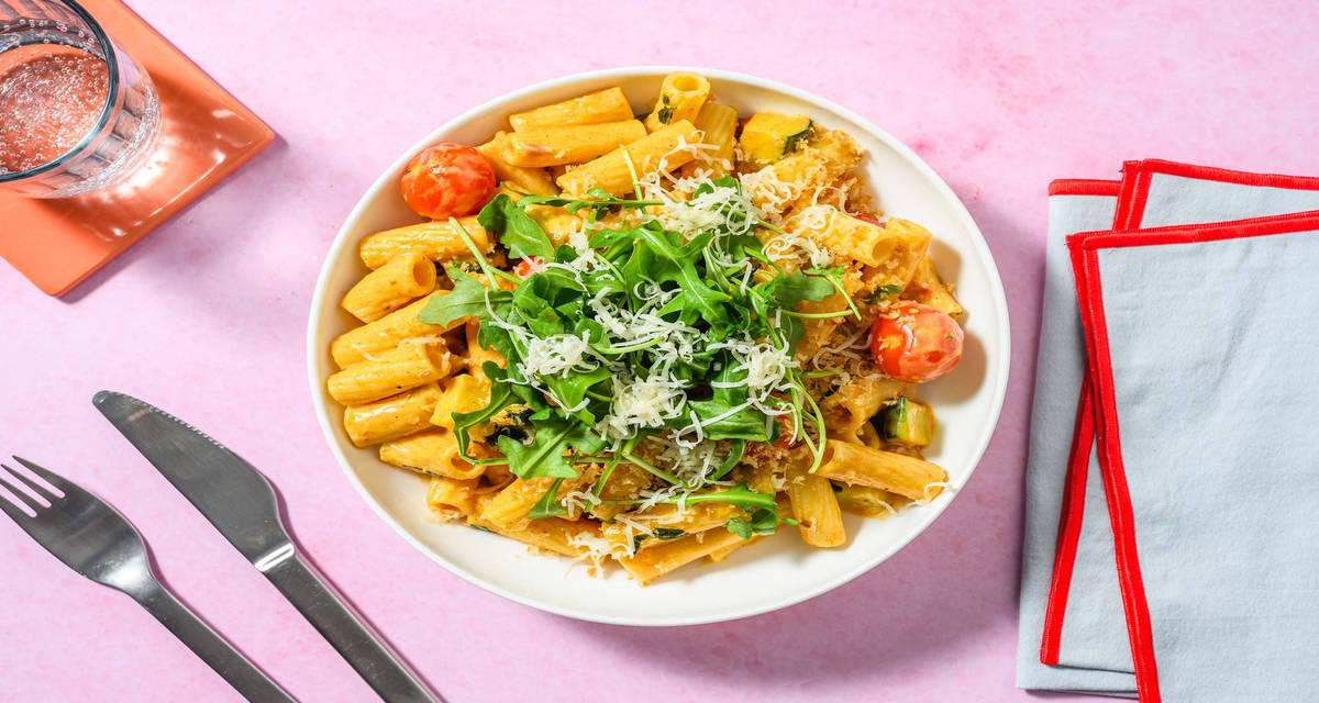 Soltørret tomat-rigatoni med frisk rucola og sprød pangrattato