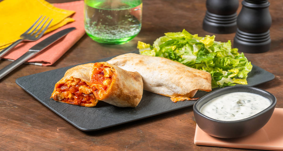 Chimichangas : burritos grillés au chorizo & poulet avec une crema à la coriandre & de la sucrine