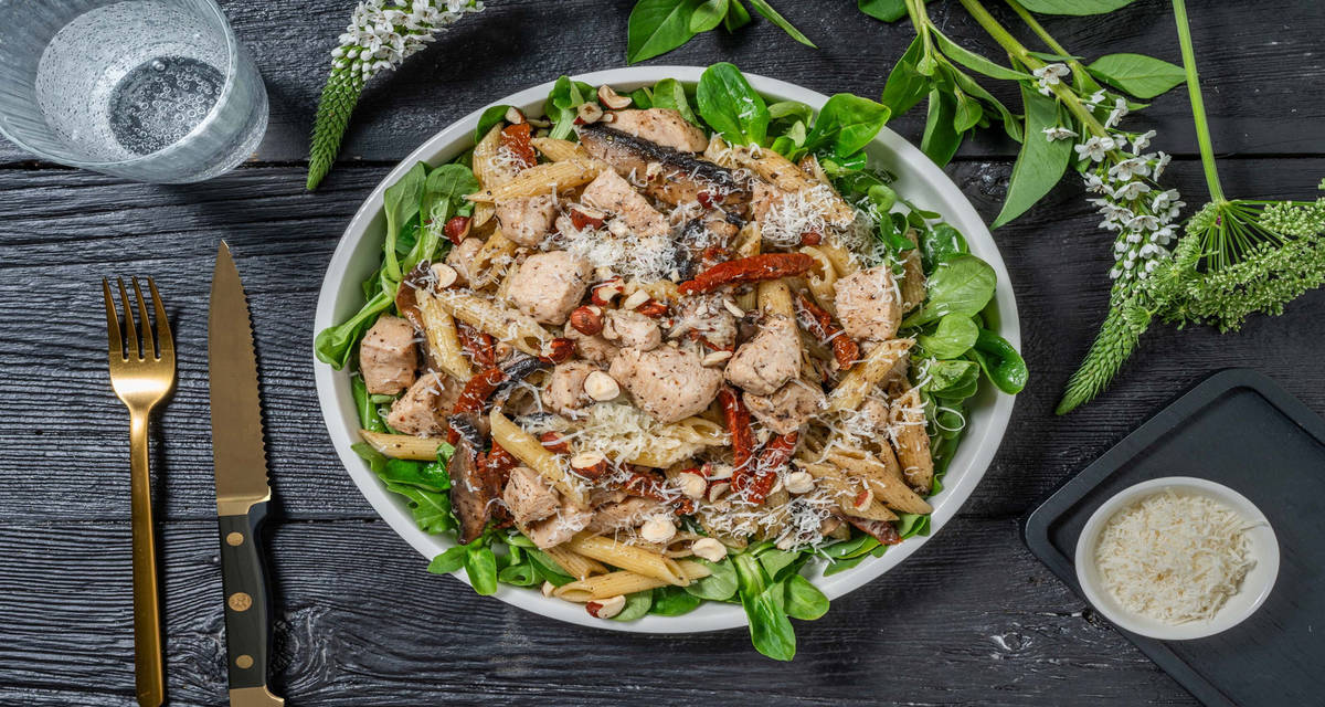 Penne al pollo & pesto de champignons avec du pecorino & des tomates séchées