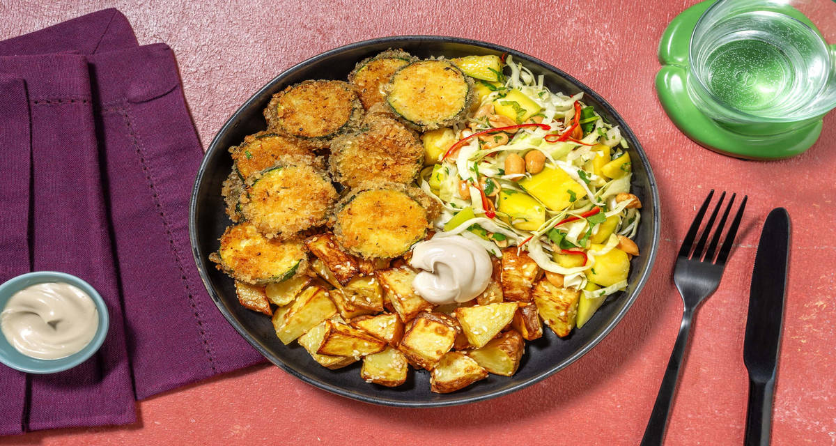 Sprødstegt zucchini med bagte sesamfritter og saftig mangosalat