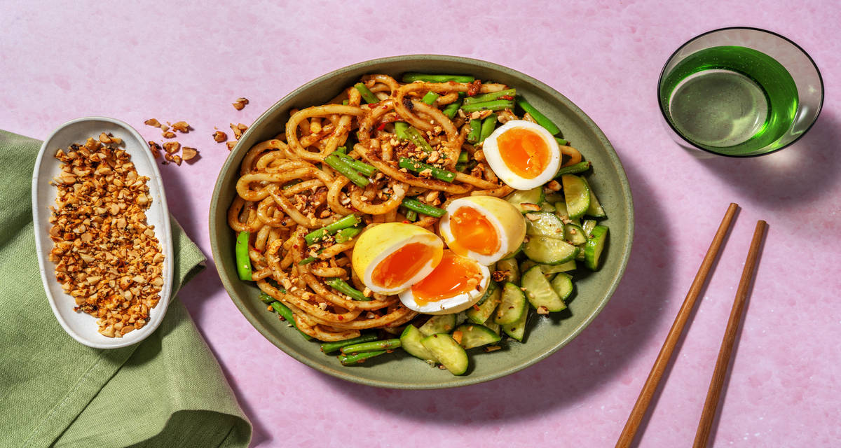 Nouilles udon relevées et œufs marinés haricots verts, salade de concombre et cacahuètes piquantes au miel