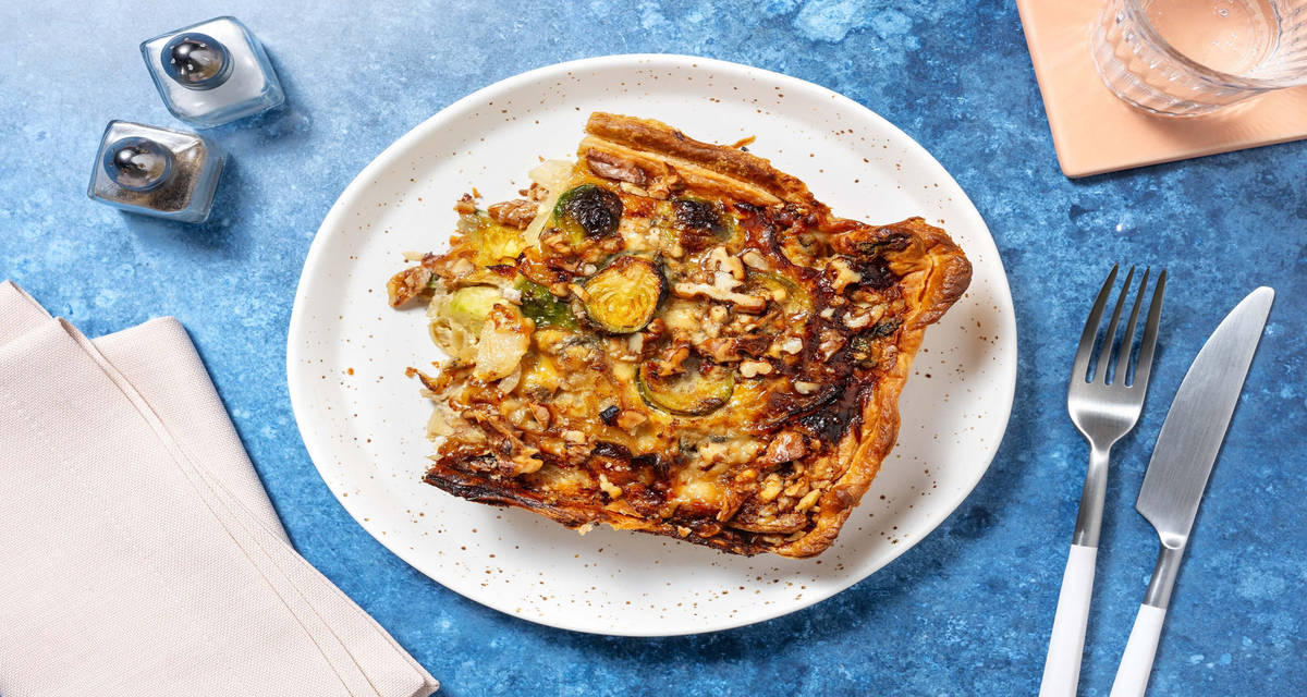 Quiche met spruitjes en blauwe kaas met uienchutney en walnootstukjes