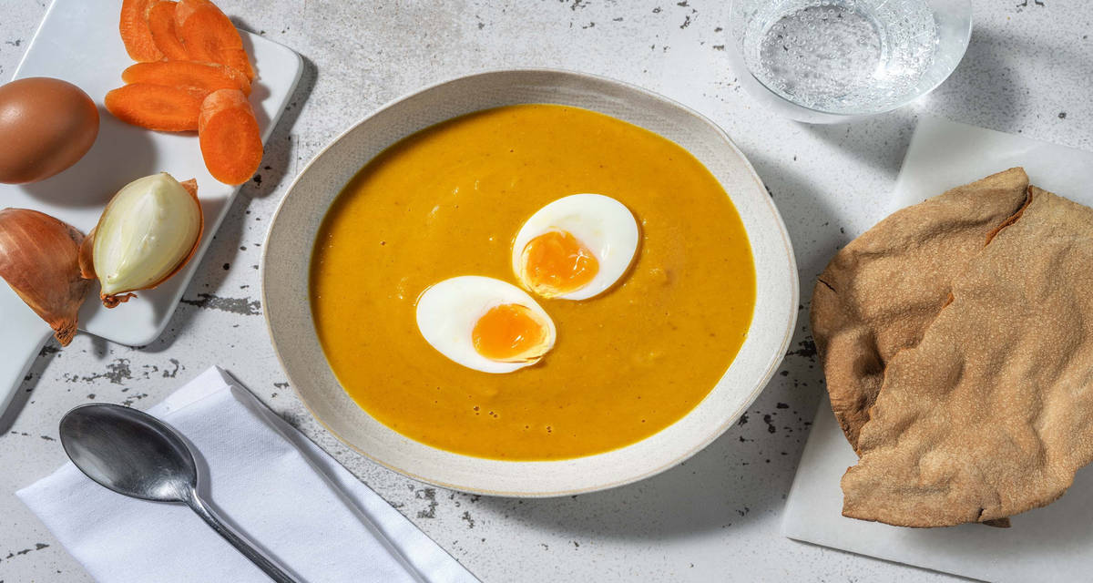 Soupe de potimarron au beurre de cacahuètes et œuf dur pain plat complet