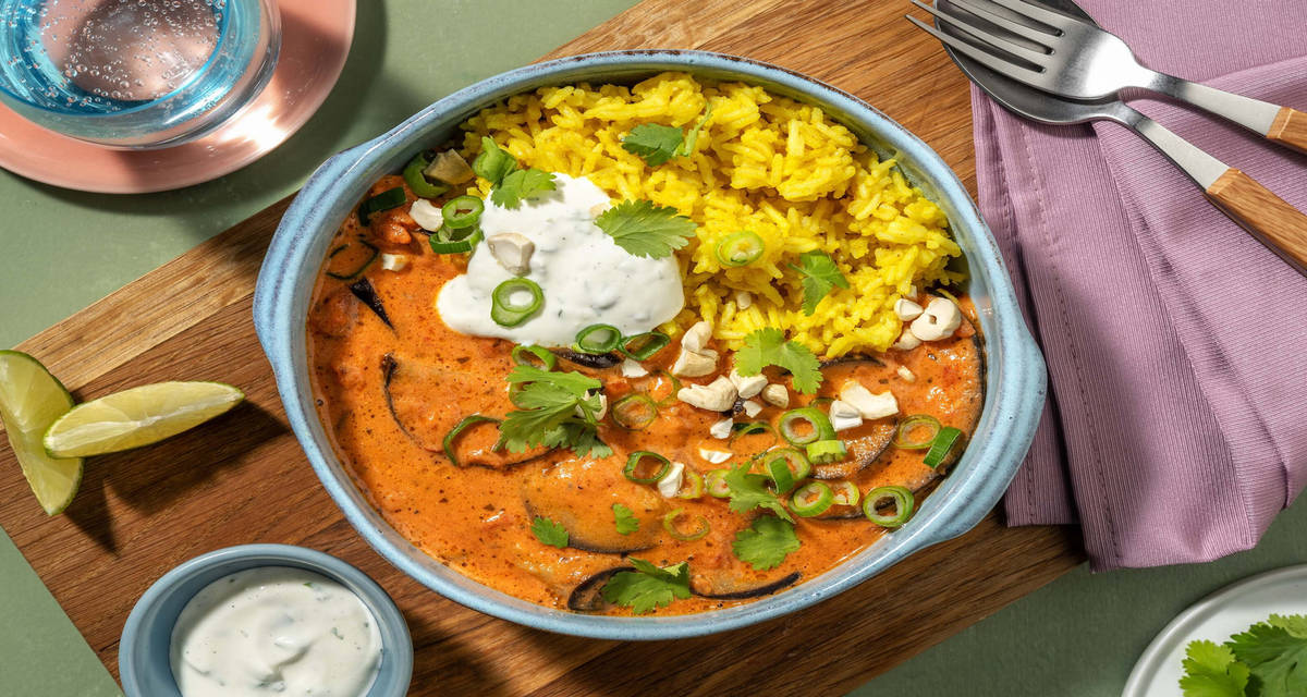 Curry d'aubergine et riz jaune yaourt à la coriandre et noix de cajou