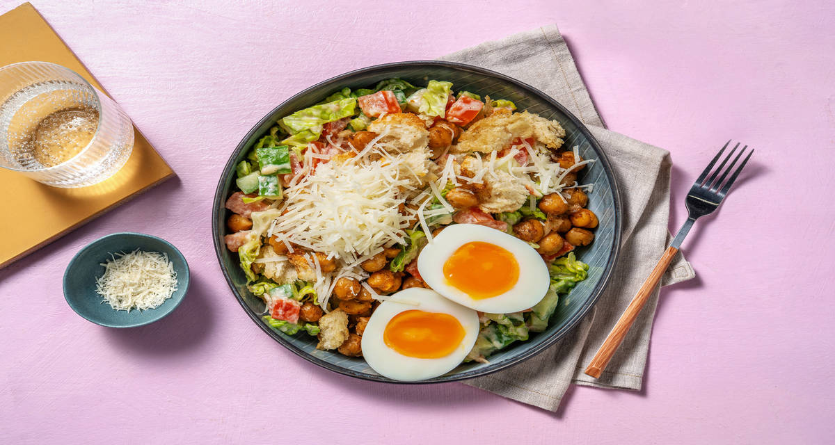 Salade à la Caesar met geroosterde kikkererwten met zelfgemaakte dressing, Parmigiano Reggiano en croutons