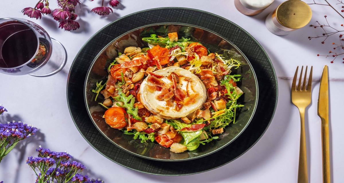 Salade gourmande au chèvre chaud et lard croustillant tomates cerises, oignon caramélisé et figues séchées