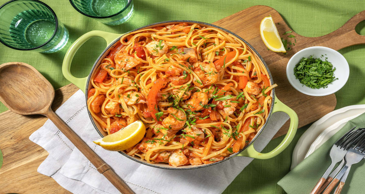 Linguine met zeevruchten en vis op z'n Spaans met garnalen, citroen en aioli