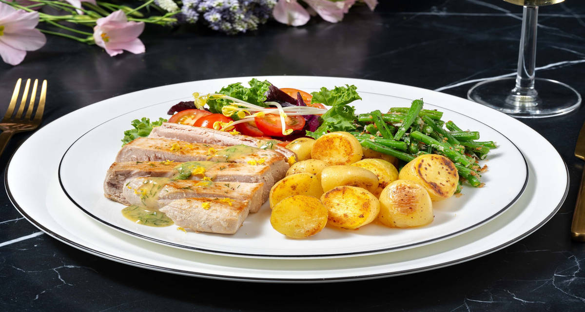 Steak de thon et sauce citron aux fines herbes salade et grenailles poêlées