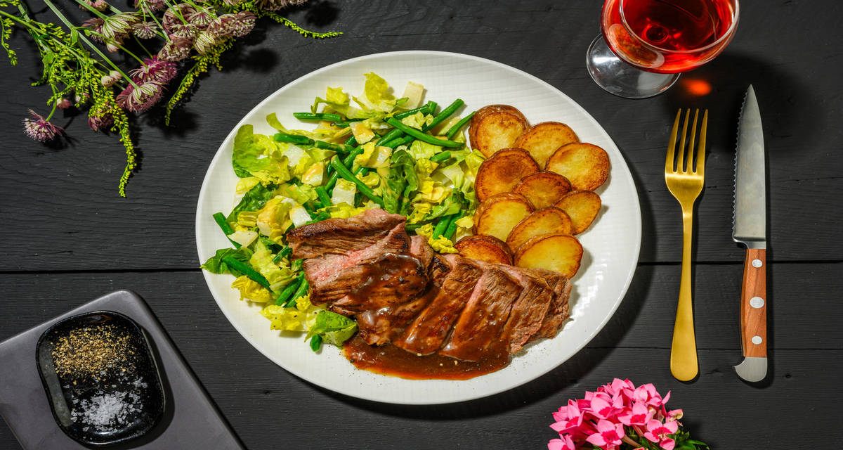 Steak en sauce au vin rouge pommes de terre poêlées et salade de haricots verts