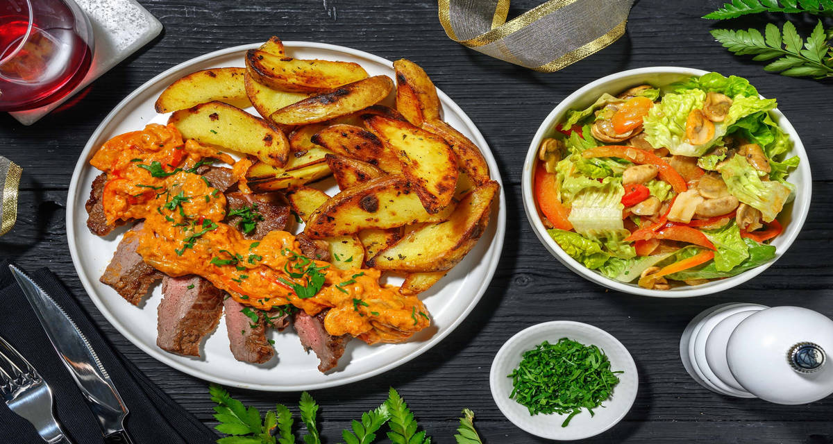 Steak mariné en sauce stroganoff pommes de terre poêlées, salade et persil