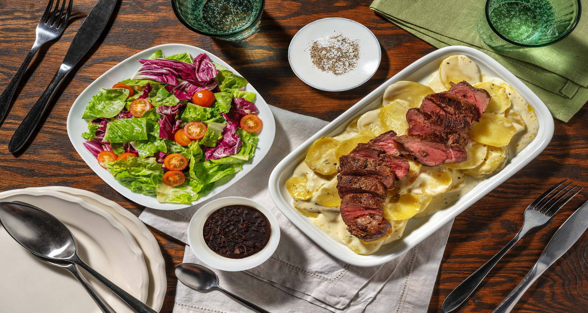 Steak de cerf et gratin de pommes de terre chutney de cranberries et salade de tomates cerises
