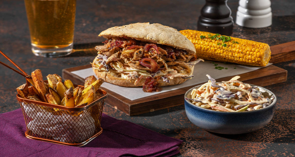 Sandwich au poulet effiloché & frites pain turc, coleslaw et épi de maïs
