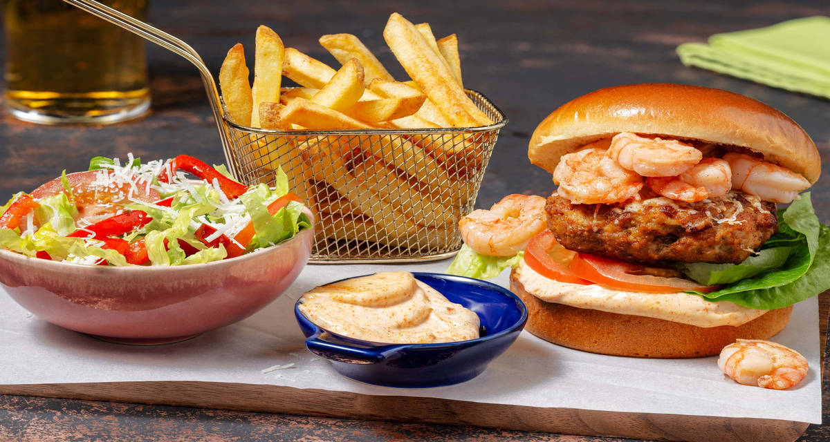 Terre & mer : burger au pili-pili et crevettes à l'ail frites et mayonnaise relevée