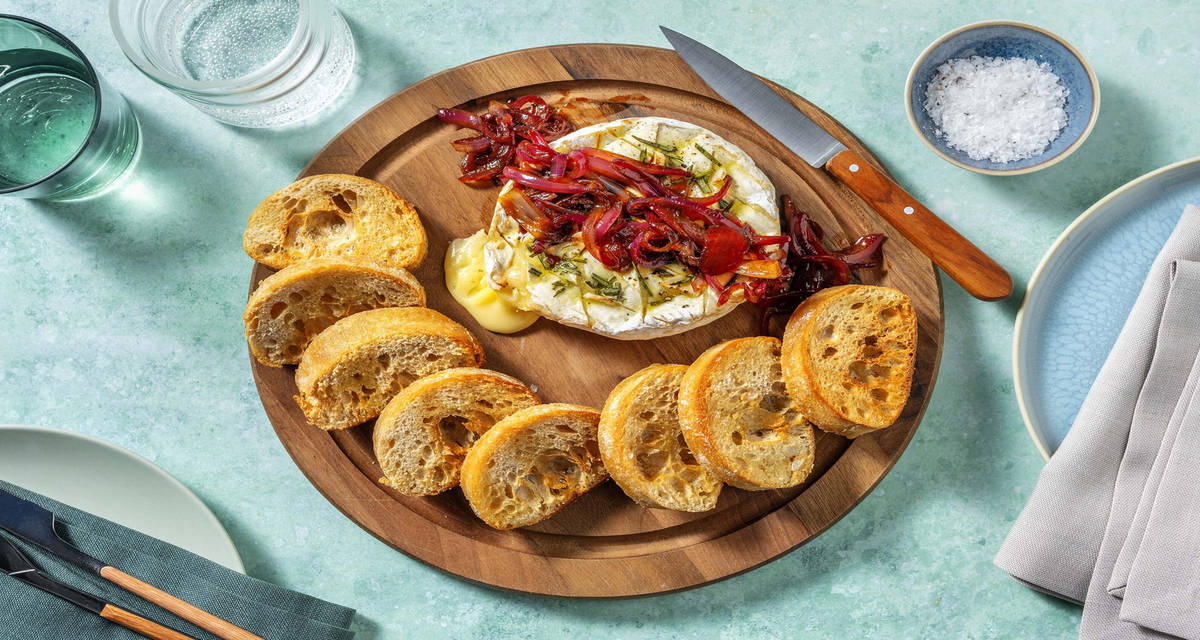 Rosmarinbagt camembert 4 portioner | med karamelliserede rødløg