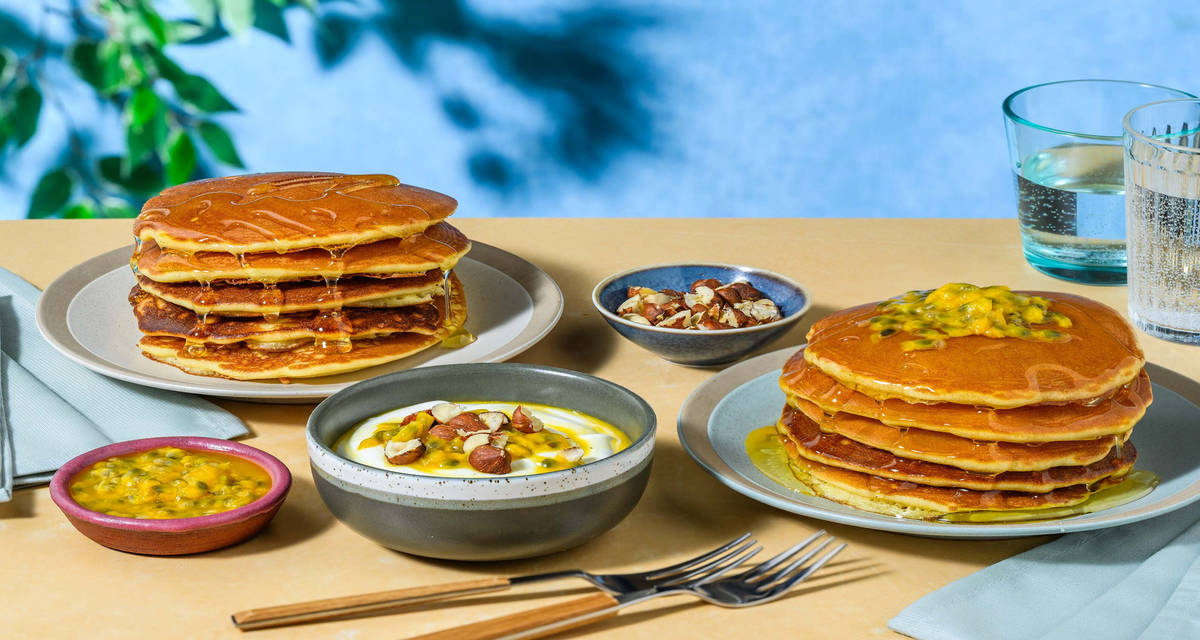 Pancakes al frutto della passione e nocciole con miele e yogurt greco | 6-8 pezzi | Impasto pronto