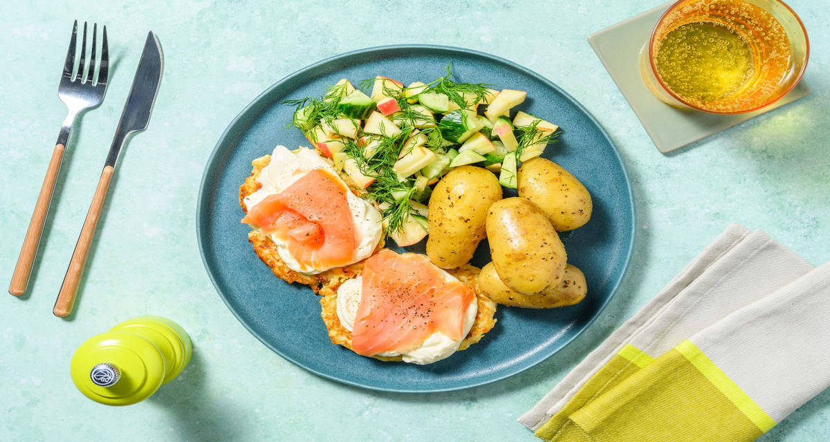 Rotsellerifritters och kallrökt lax med gurksallad och crème fraiche