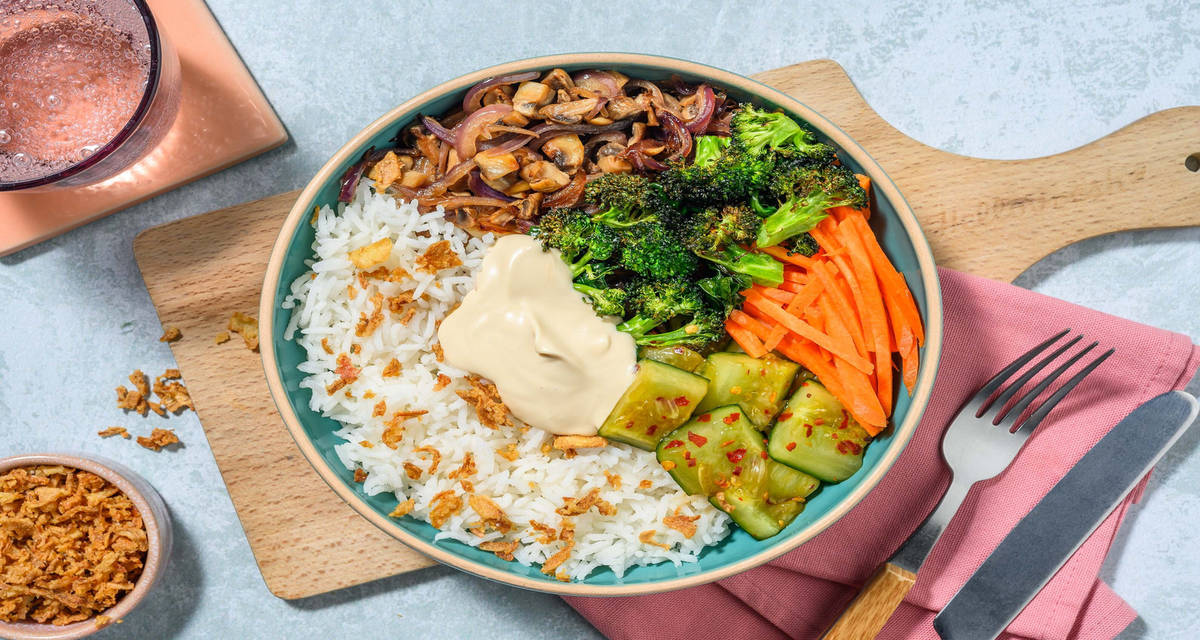 Donburi-bowl med karamelliserede svampe med chiliagurk og bagt broccoli