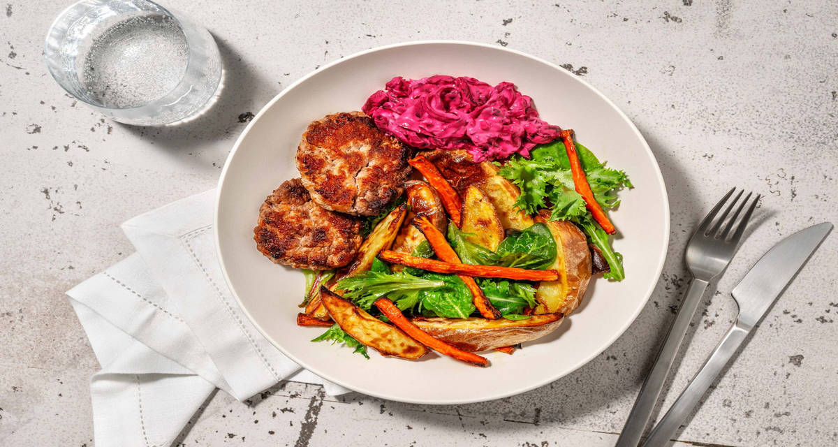 Blandfärsbiffar och rödbetstzatziki med grönsallad och regnbågspommes